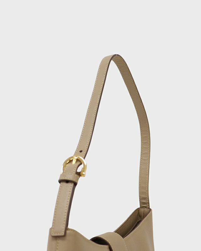 【美品】Ferragamo ガンチーニ ゴールド金具 レザー ハンドバッグ Ferragamo ガンチーニ金具レザーワンショルダーバッグ | Hedy