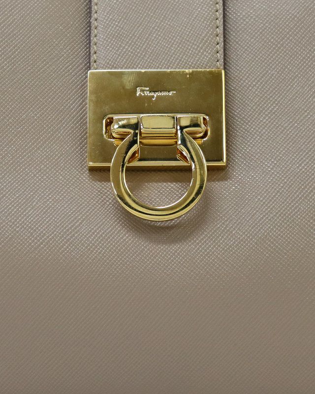 Ferragamo ガンチーニ金具レザーワンショルダーバッグ | Hedy