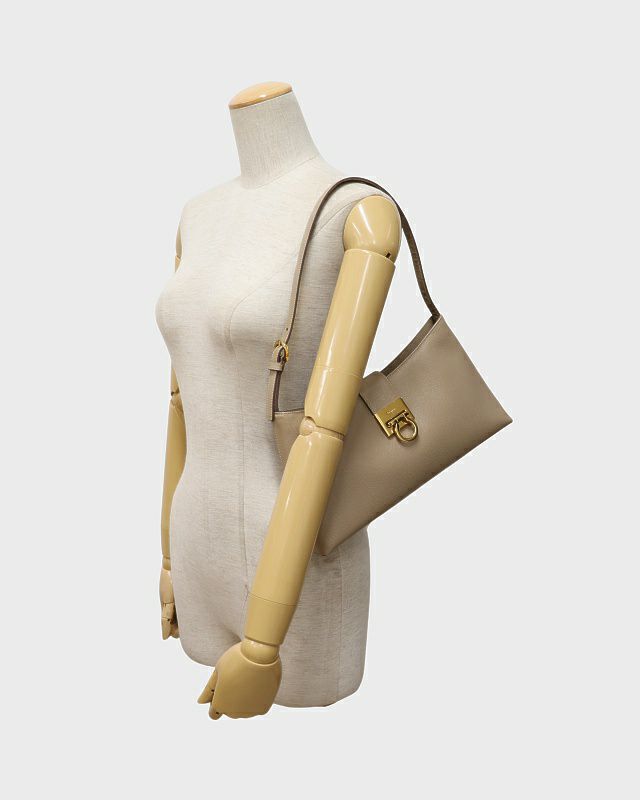 Ferragamo ガンチーニ金具レザーワンショルダーバッグ | Hedy
