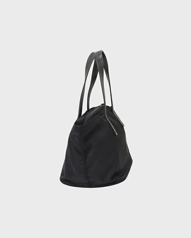 入手困難　 ワンショルダー 三角ロゴ ナイロン レザー PRADA 三角ロゴ金具ナイロンレザーワンショルダーバッグ | Hedy