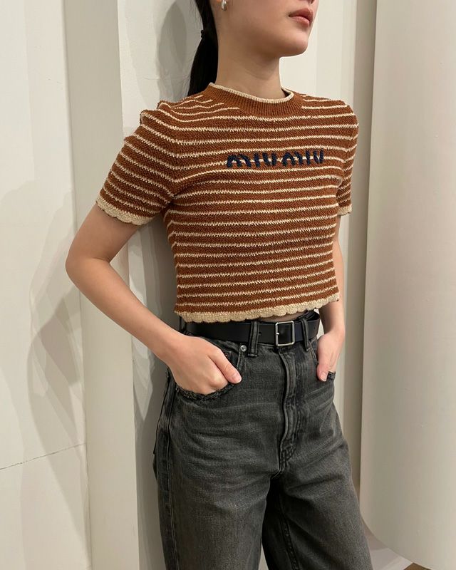 国内正規品 MIUMIU ミュウミュウ ロゴ ボーダー ショート トップス miu miuロゴボーダーショートニット | Hedy