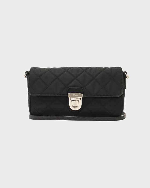 PRADA ロゴ金具キルティングチェーン ショルダーバッグ PRADA ロゴ金具キルティングチェーン ショルダーバッグ | Hedy